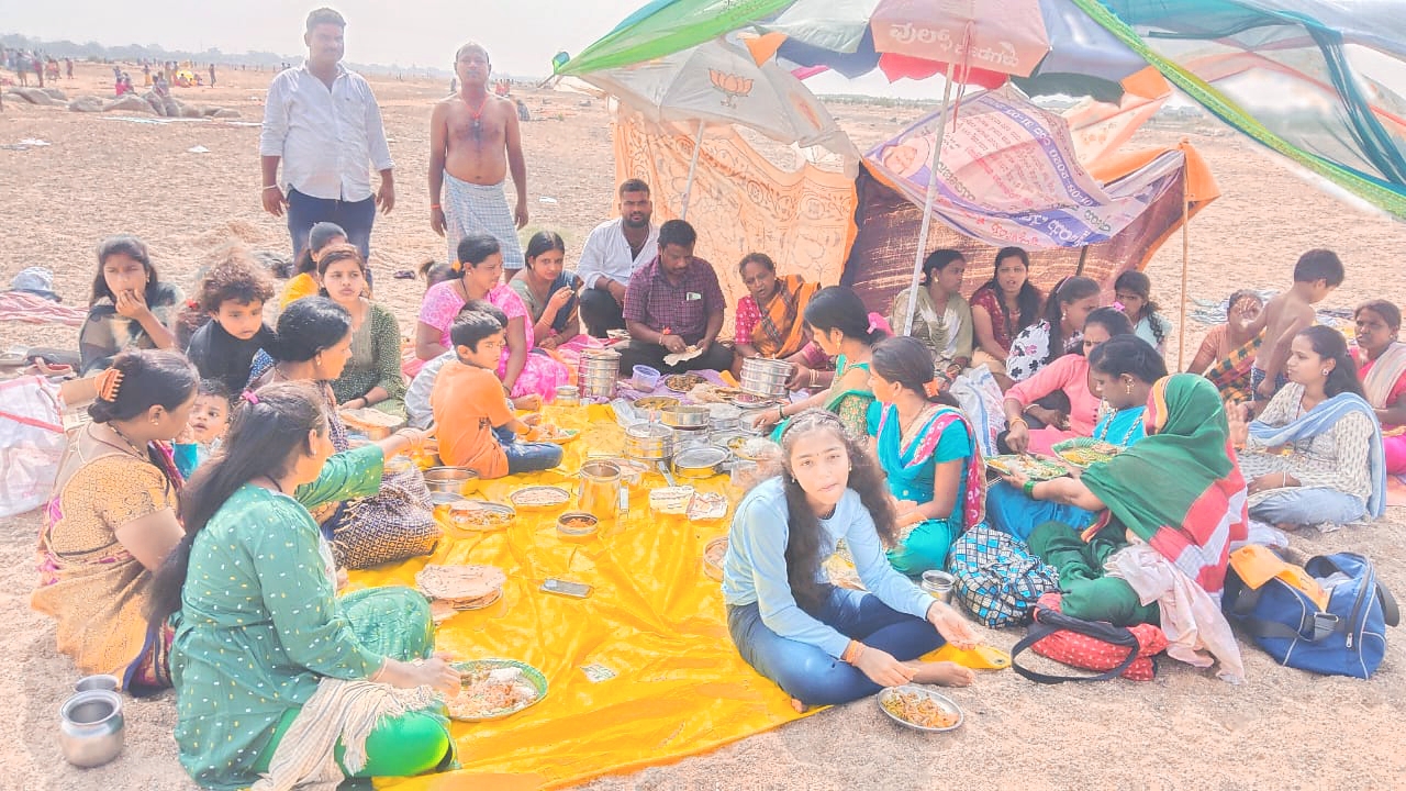 ಮಾನ್ವಿ ತಾಲ್ಲೂಕಿನ ಚೀಕಲಪರ್ವಿ ಗ್ರಾಮದ ತುಂಗಭದ್ರಾ ನದಿ ದಡದಲ್ಲಿ ಜನರು ಸಾಮೂಹಿಕವಾಗಿ ಭೋಜನ ಸವಿದರು