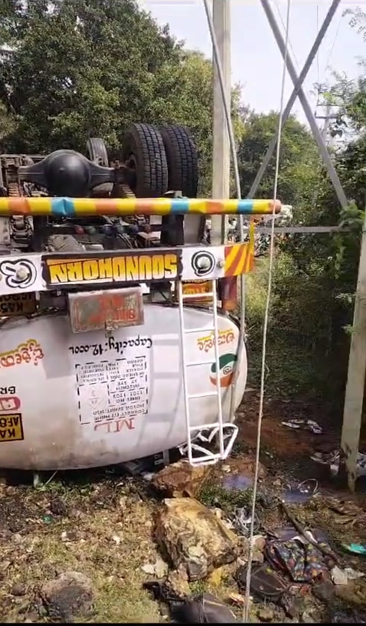 ತಿಪಟೂರು| ಟ್ಯಾಂಕರ್ ಪಲ್ಟಿ: ರಸ್ತೆಯಲ್ಲಿ ಹರಿದ ಡೀಸೆಲ್

