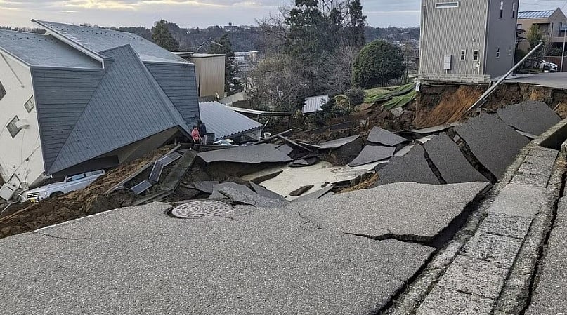 ಜಪಾನ್‌ನಲ್ಲಿ ಸರಣಿ ಭೂಕಂಪ: ಬಿರುಕು ಬಿಟ್ಟ ರಸ್ತೆಗಳು, 6ಕ್ಕೂ ಹೆಚ್ಚು ಮಂದಿ ಸಾವು