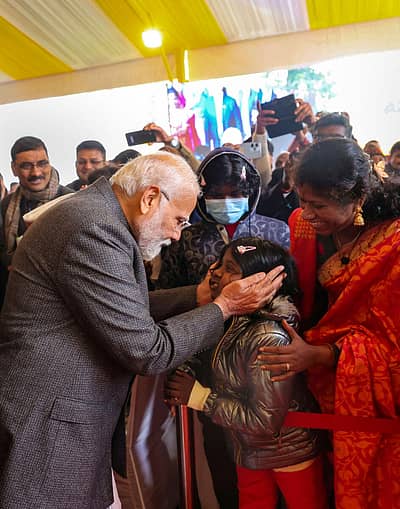 ನವದೆಹಲಿಯಲ್ಲಿ ಆಯೋಜಿಸಲಾದ ಕಾರ್ಯಕ್ರಮದಲ್ಲಿ ಪುಟ್ಟ ಮಕ್ಕಳೊಂದಿಗೆ ನರೇಂದ್ರ ಮೋದಿ.