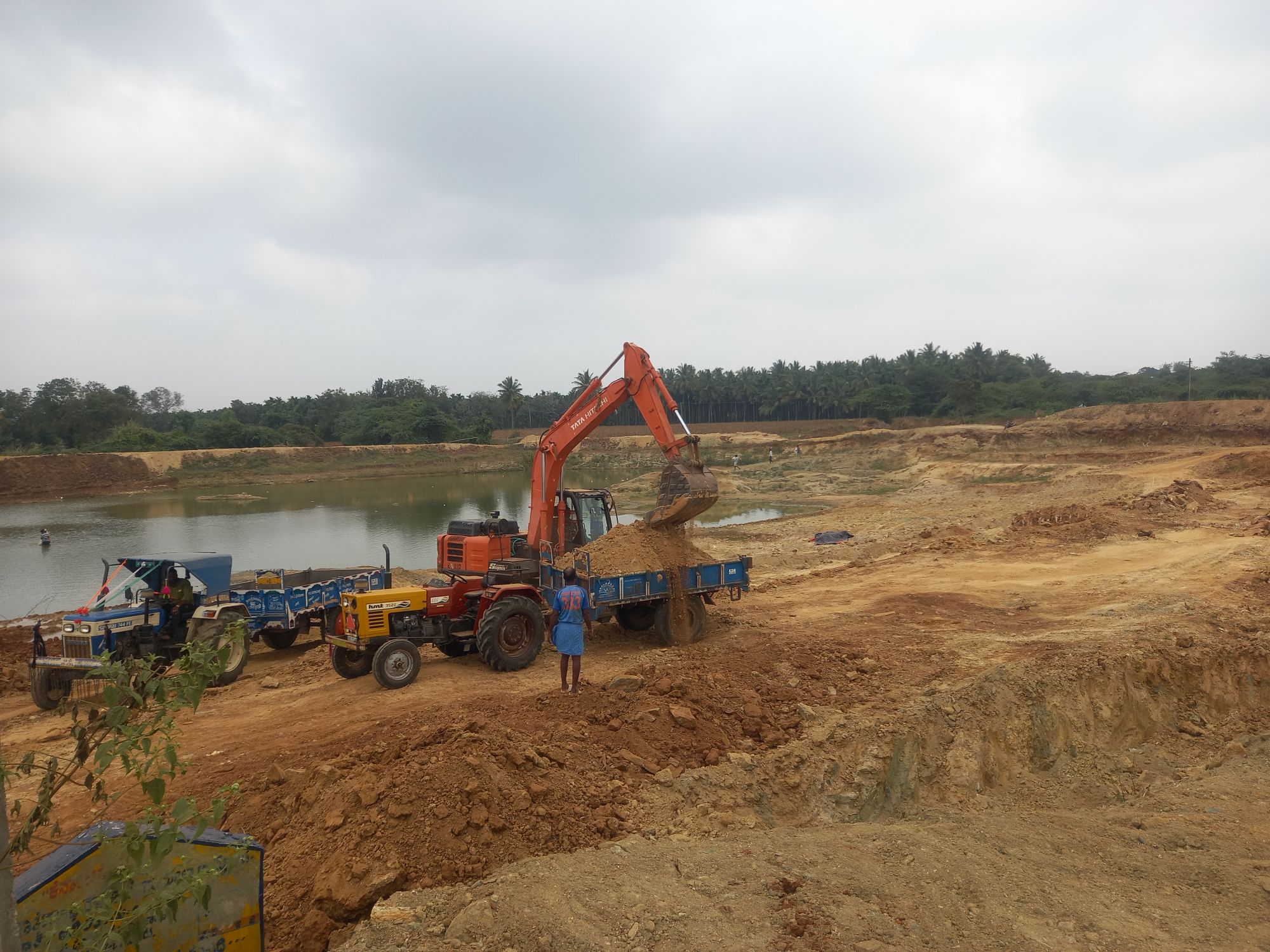 ಮಾಯಕೊಂಡ ಸಮೀಪದ ದೊಡ್ಡಮಾಗಡಿ ಗ್ರಾಮದಲ್ಲಿ ಧರ್ಮಸ್ಥಳ ಸಂಸ್ಥೆಯಿಂದ ನಡೆದ ಕೆರೆ ಅಭಿವೃದ್ಧಿ ಕಾಮಗಾರಿ