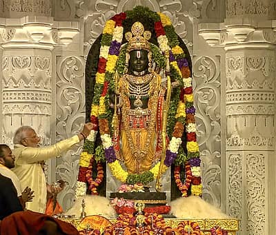 ಸರ್ವಾಲಂಕೃತನಾದ ರಾಮನ ಪ್ರಾಣ ಪ್ರತಿಷ್ಠಾಪನೆಯಲ್ಲಿ ತೊಡಗಿರುವ ಪ್ರಧಾನಿ ಮೋದಿ 