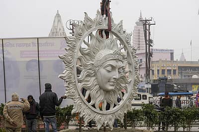 ಸೂರ್ಯ ದೇವನ ಆಕೃತಿಯನ್ನು ಅಯೋಧ್ಯೆಯ ರಸ್ತೆಯೊಂದರ ಬದಿ ಸ್ಥಾಪಿಸಿರುವುದು