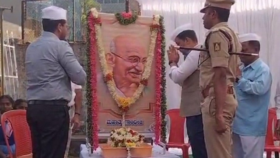 ಕೊಡಗು: ಮಡಿಕೇರಿಯಲ್ಲಿ ಮಹಾತ್ಮ ಗಾಂಧಿ ಚಿತಾಭಸ್ಮದ ಮೆರವಣಿಗೆ