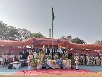 ಹೊಸಪೇಟೆಯ ಪುನೀತ್ ರಾಜ್‍ಕುಮಾರ್ ಜಿಲ್ಲಾ ಕ್ರೀಡಾಂಗಣದಲ್ಲಿ ಜಿಲ್ಲಾ ಉಸ್ತುವಾರಿ ಸಚಿವ ಜಮೀರ್ ಅಹ್ಮದ್ ಖಾನ್ ಗಣರಾಜ್ಯೋತ್ಸವ ಧ್ವಜಾರೋಹಣ ನೆರವೇರಿಸಿದರು