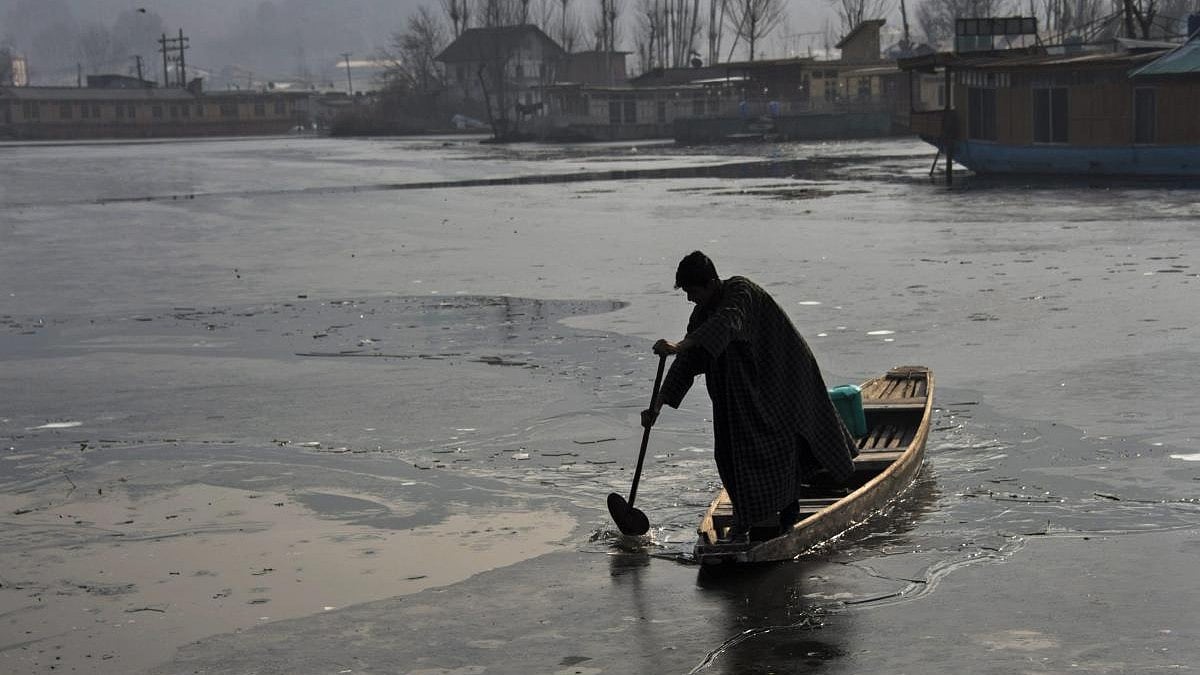 ಉತ್ತರ ಭಾರತದಲ್ಲಿ ಹೆಚ್ಚಿದ ಚಳಿ, ದಟ್ಟ ಮಂಜು: ಹೆಪ್ಪುಗಟ್ಟಿದ ನದಿ, ತೊರೆಗಳು