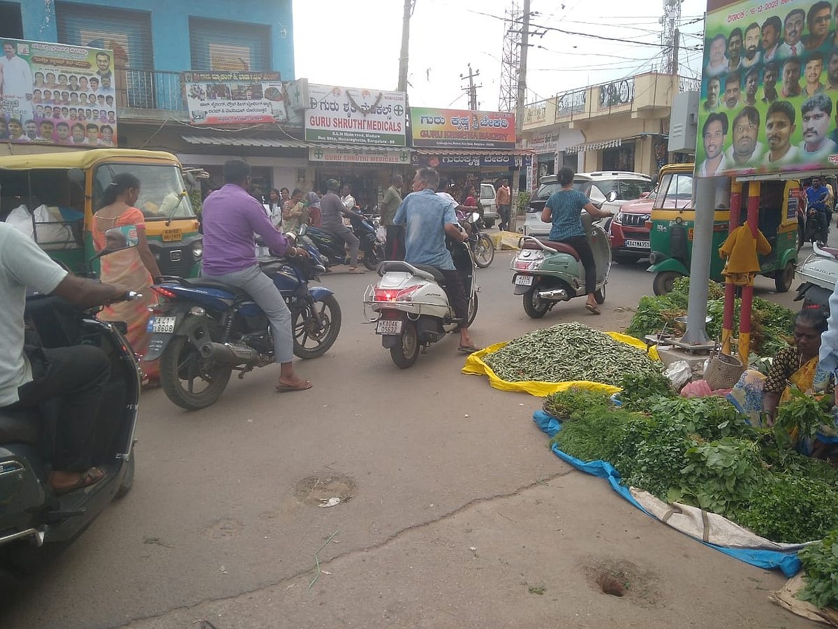 ಹೆಸರಘಟ್ಟ: ರಸ್ತೆಯೇ ಸಂತೆ ಕಟ್ಟೆ, ಸಂಚಾರಕ್ಕೆ ಅಡಚಣೆ