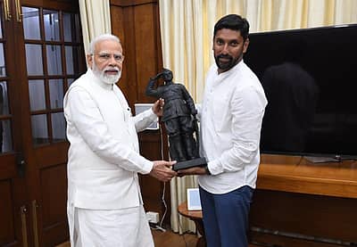 ಪ್ರಧಾನಿ ನರೇಂದ್ರ ಮೋದಿ ಅವರನ್ನು ಭೇಟಿ ಮಾಡಿದ ಮೈಸೂರಿನ ಶಿಲ್ಪಿ ಅರುಣ್‌ ಯೋಗಿರಾಜ್‌, ನೇತಾಜಿ ಸುಭಾಷ್‌ಚಂದ್ರ ಬೋಸ್‌ ಅವರ 2 ಅಡಿ ಎತ್ತರದ ಏಕಶಿಲಾ ಪ್ರತಿಮೆ ನೀಡಿದ ಸಂದರ್ಭ