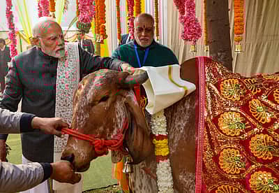 ಪೊಂಗಲ್ ಹಬ್ಬದ ಪ್ರಯುಕ್ತ ಆಯೋಜಿಸಲಾದ ಕಾರ್ಯಕ್ರಮದಲ್ಲಿ  ಪ್ರಾರ್ಥನೆ ಸಲ್ಲಿಸಿದ ಪ್ರಧಾನಿ ನರೇಂದ್ರ ಮೋದಿ.