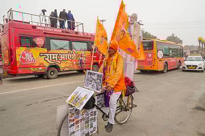 ಅಯೋಧ್ಯೆಯಲ್ಲಿ ಭಕ್ತರೊಬ್ಬರು ಸೈಕಲ್‌ನಲ್ಲಿ ಶ್ರೀರಾಮನ ಫೋಟೊ ಹಾಗೂ ಧ್ವಜದೊಂದಿಗೆ ಕಾಣಿಸಿಕೊಂಡಿದ್ದು ಹೀಗೆ