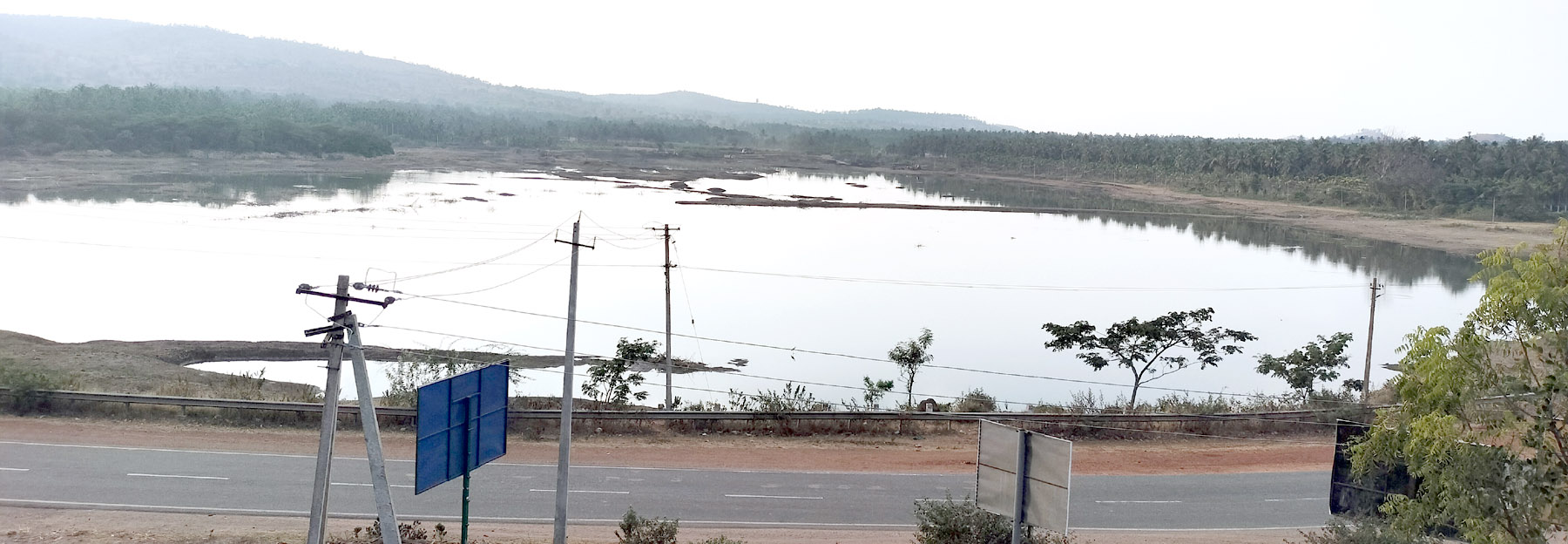 ಮಲೇಬೆನ್ನೂರು ಸಮೀಪದ ಕೊಮಾರನಹಳ್ಳಿಯ ಧಾರ್ಮಿಕ ದತ್ತಿ ಇಲಾಖೆಗೆ ಸೇರಿದ ಲಕ್ಷ್ಮೀ ರಂಗನಾಥ ದೇವಾಲಯದ ಕೆರೆ
