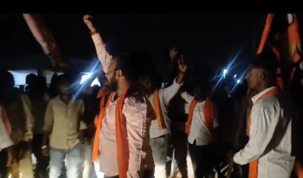 ಕಿಡಿಗೇಡಿಗಳನ್ನು ಬಂಧಿಸಲು ಒತ್ತಾಯಿಸಿ ಪ್ರತಿಭಟಿಸಿದ ಶ್ರೀರಾಮ ಭಕ್ತರು.