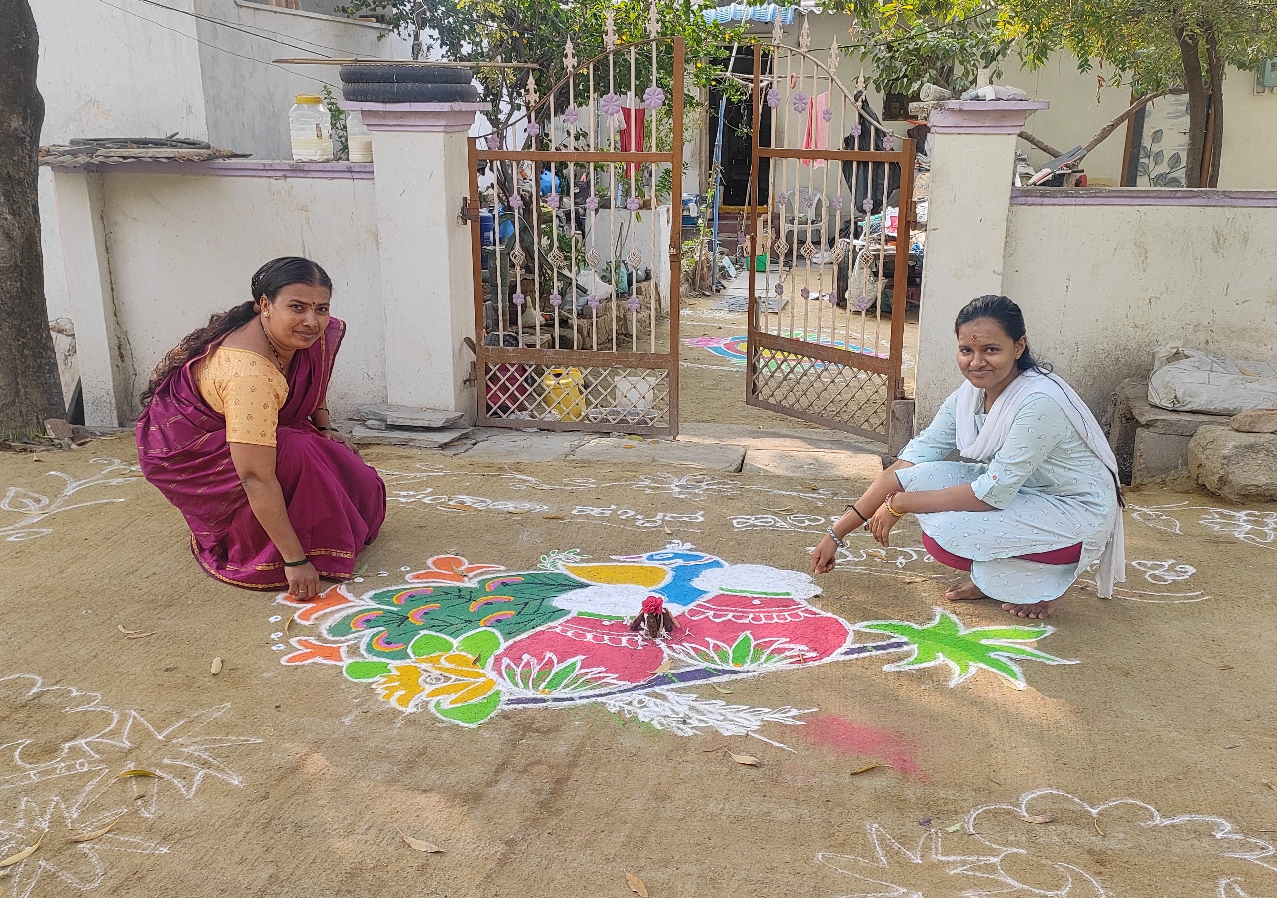 ಸಿರವಾರದಲ್ಲಿ ಸಂಕ್ರಾಂತಿ ಅಂಗವಾಗಿ ಮನೆ ಮುಂದೆ ರಂಗೋಲಿ ಬಿಡಿಸಿರುವುದು