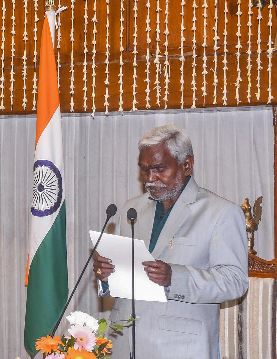 ಜಾರ್ಖಂಡ್‌ನ ಸಿಎಂ ಆಗಿ ಚಂಪೈ ಸೊರೇನ್ ಪ್ರಮಾಣ: ಬಹುಮತ ಸಾಬೀತಿಗೆ 10 ದಿನಗಳ ಅವಕಾಶ