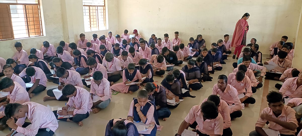 ಮುದ್ದೇಬಿಹಾಳ | ಡೆಸ್ಕ್ ಕೊರತೆ; ವಿದ್ಯಾರ್ಥಿಗಳ ಪರದಾಟ 