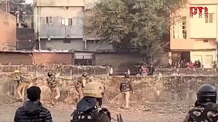 ಅಕ್ರಮವಾಗಿ ನಿರ್ಮಿಸಿದ್ದ ಮದರಸಾ ತೆರವು ವೇಳೆ ಹಿಂಸಾಚಾರ: ಕಂಡಲ್ಲಿ ಗುಂಡು ಆದೇಶ