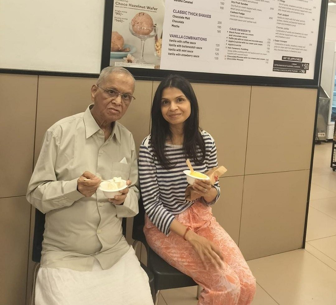 ಜಯನಗರದಲ್ಲಿ ಮಗಳ ಜತೆ ಐಸ್‌ ಕ್ರೀಂ ಸವಿದ ನಾರಾಯಣ ಮೂರ್ತಿ: ಸರಳತೆಗೆ ಮೆಚ್ಚುಗೆ