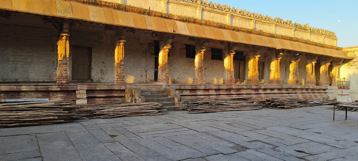 ಬಣ್ಣ ತೆಗೆಯುವ ಕೆಲಸ ಸ್ಥಗಿತ