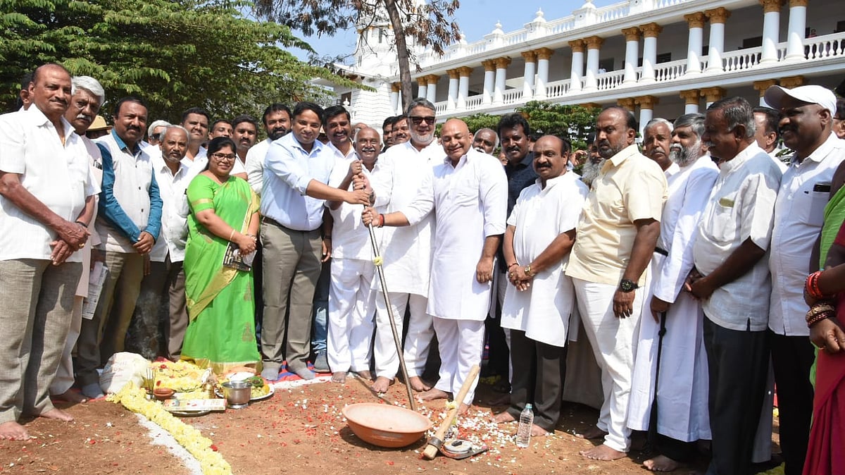 ಮೈಸೂರು: ದೇವರಾಜ ಅರಸು ಪ್ರತಿಮೆ ಪ್ರತಿಷ್ಠಾಪನೆಗೆ ಶಂಕುಸ್ಥಾಪನೆ