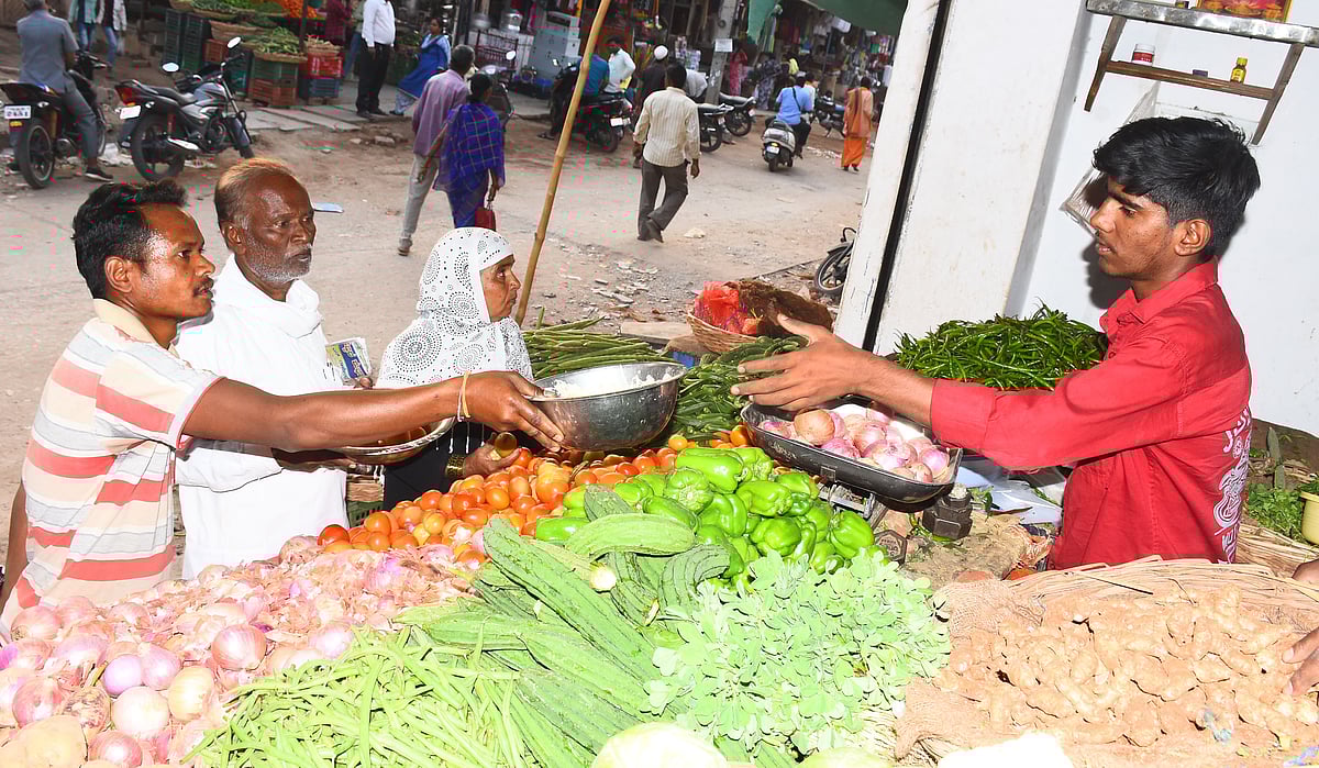 ಯಾದಗಿರಿ: ಬೆಳ್ಳುಳ್ಳಿ ದರ ಇಳಿಕೆ, ನುಗ್ಗೆಕಾಯಿ –ನಿಂಬೆಹಣ್ಣಿಗೆ ಡಿಮ್ಯಾಂಡ್‌