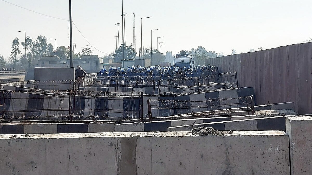 ನಾಳೆ 'ದೆಹಲಿ ಚಲೋ': ಪ್ರತಿಭಟನೆಗೆ ಬರುವ ರೈತರ ವಾಹನ ತಡೆಯಲು ಕಾಂಕ್ರಿಟ್ ತಡೆಗೋಡೆ