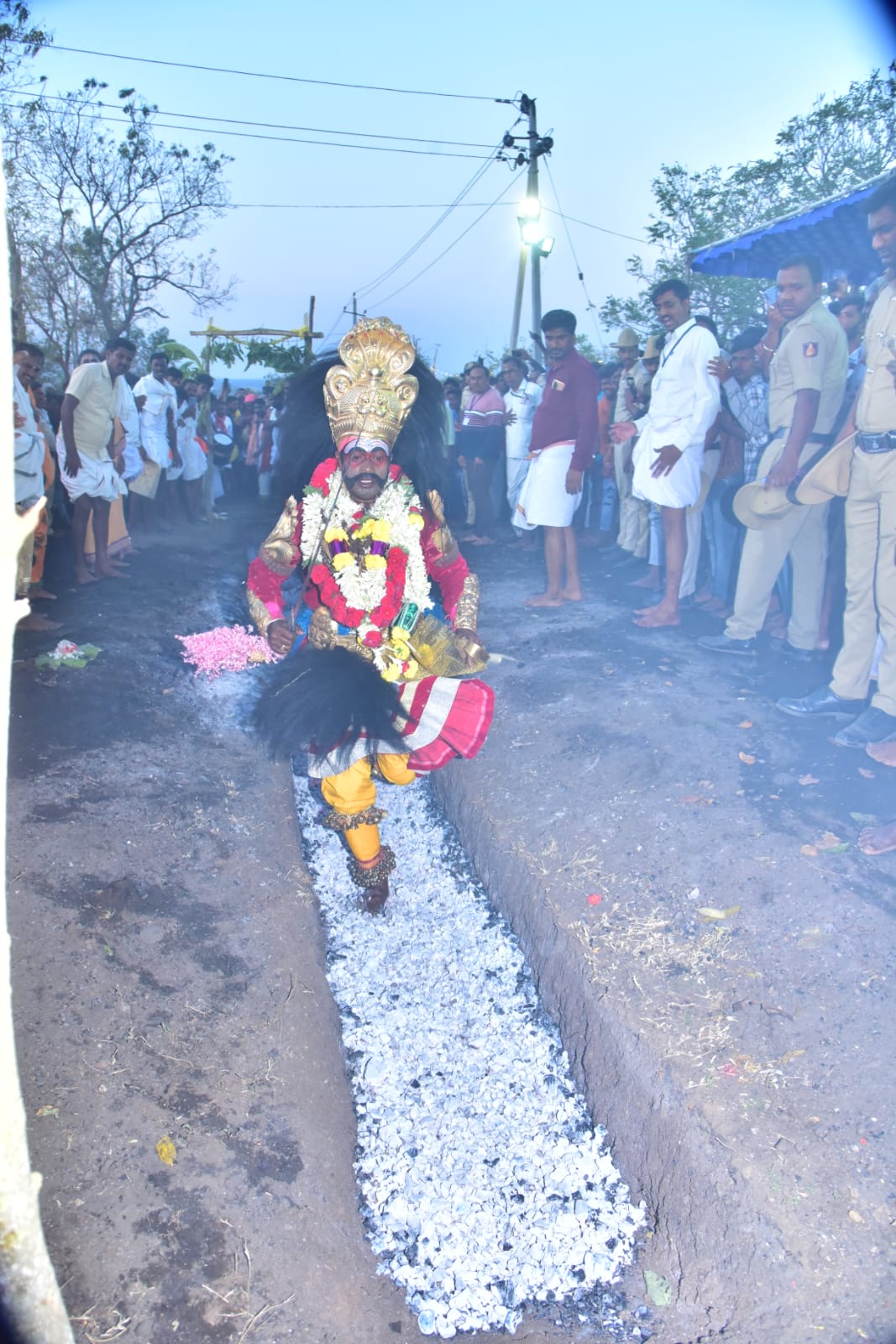 ವೀರಭದ್ರೇಶ್ವರ ಕೊಂಡೋತ್ಸವದಲ್ಲಿ ಕೊಂಡವನ್ನು ಹಾಯ್ದ ವೀರಗಾಸೆ ಕಲಾವಿದ