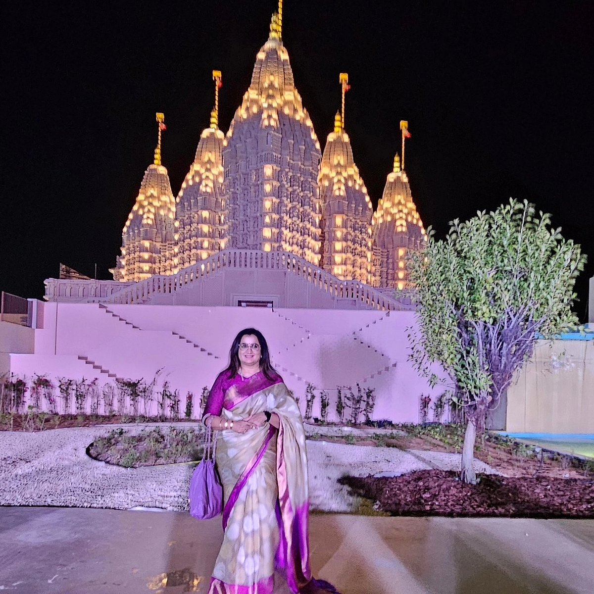 ಅಬುಧಾಬಿಯ ಹಿಂದೂ ದೇಗುಲ ಉದ್ಘಾಟನೆಯಲ್ಲಿ ಭಾಗಿಯಾದ ಸಂಸದೆ ಸುಮಲತಾ ಅಂಬರೀಶ್‌
