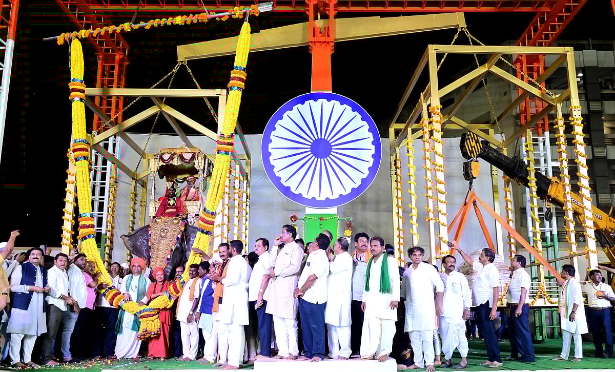 ಹುಬ್ಬಳ್ಳಿ: ಫಕೀರ ಸಿದ್ಧರಾಮ ಶ್ರೀಗೆ ನಾಣ್ಯಗಳ ತುಲಾಭಾರ