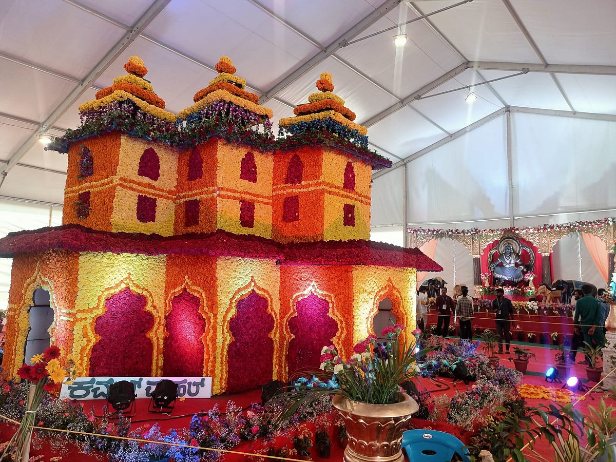 ಹಂಪಿ ಉತ್ಸವ: ಹೂವಲ್ಲಿ ಅರಳಿದ ಕಮಲ್ ಮಹಲ್