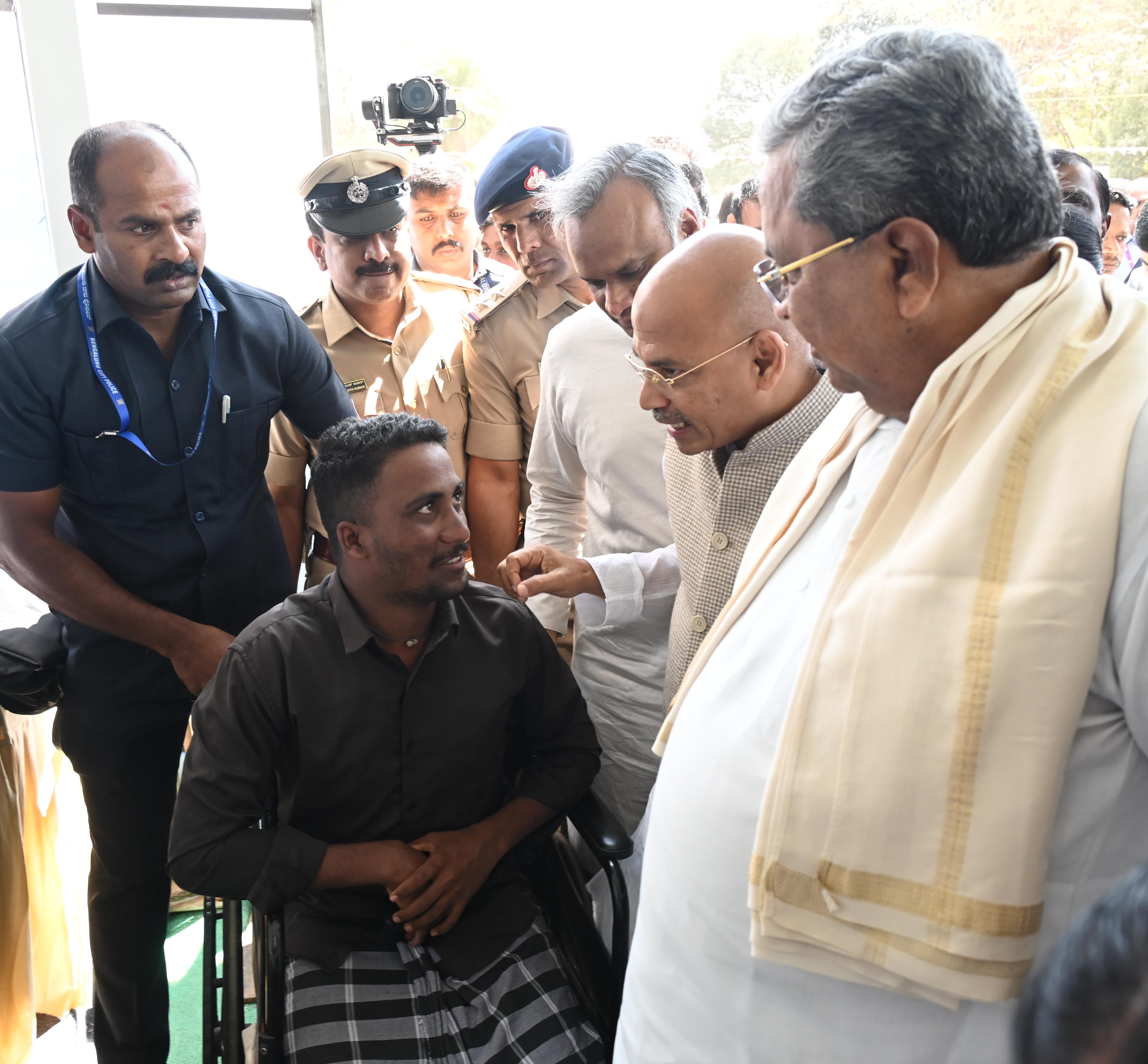 ಬೃಹತ್ಉ ದ್ಯೋಗ ಮೇಳಕ್ಕೆ ಆಗಮಿಸಿದ್ದ ಅಭ್ಯರ್ಥಿಯೊಬ್ಬರೊಂದಿಗೆ ಮಾತನಾಡಿದ ಮುಖ್ಯಮಂತ್ರಿ ಸಿದ್ದರಾಮ್ಯ ಮತ್ತು ಕೌಶಲ್ಯಾಭಿವೃದ್ಧಿ ಉದ್ಯಮಶೀಲತೆ ಮತ್ತು ಜೀವನೋಪಾಯ ಇಲಾಖೆ ಸಚಿವ ಶರಣಪ್ರಕಾಶ ಪಾಟೀಲ
ಪ್ರಜಾವಾಣಿ ಚಿತ್ರ