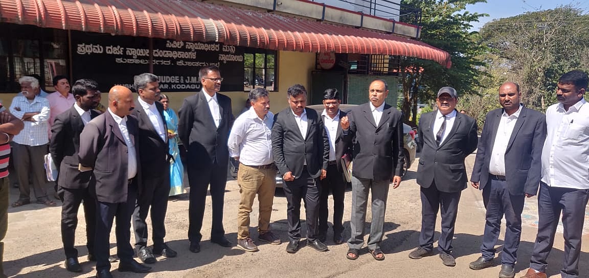 ಕುಶಾಲನಗರ: ನ್ಯಾಯಾಲಯದ ಕಲಾಪದಿಂದ ಹೊರಗುಳಿದು ವಕೀಲರ ಪ್ರತಿಭಟನೆ