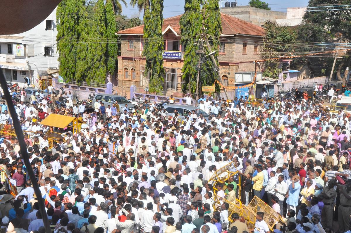 ತೋಂಟದಾರ್ಯ ಮಠದ ಸಿದ್ಧಲಿಂಗ ಸ್ವಾಮೀಜಿ ಅವರ ಪಾರ್ಥೀವ ಶರೀರದ ಅಂತಿಮ ದರ್ಶನಕ್ಕಾಗಿ ಭಾನುವಾರ ಮಠದ ಆವರಣದಲ್ಲಿ ಸೇರಿದ್ದ ಜನಸ್ತೋಮ
