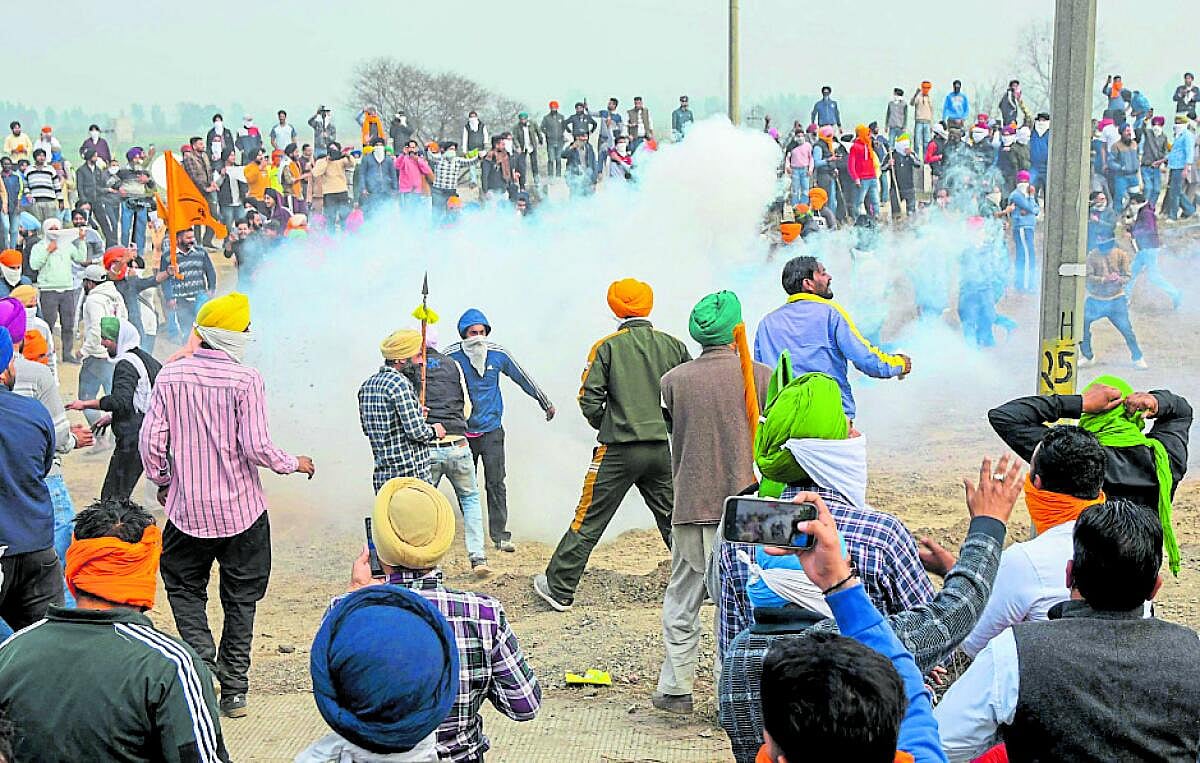 Farmers Protest: ದೆಹಲಿಯತ್ತ ನುಗ್ಗಿದ ರೈತಪಡೆ; ಪ್ರತಿಭಟನಕಾರರ ಮೇಲೆ ಅಶ್ರುವಾಯು