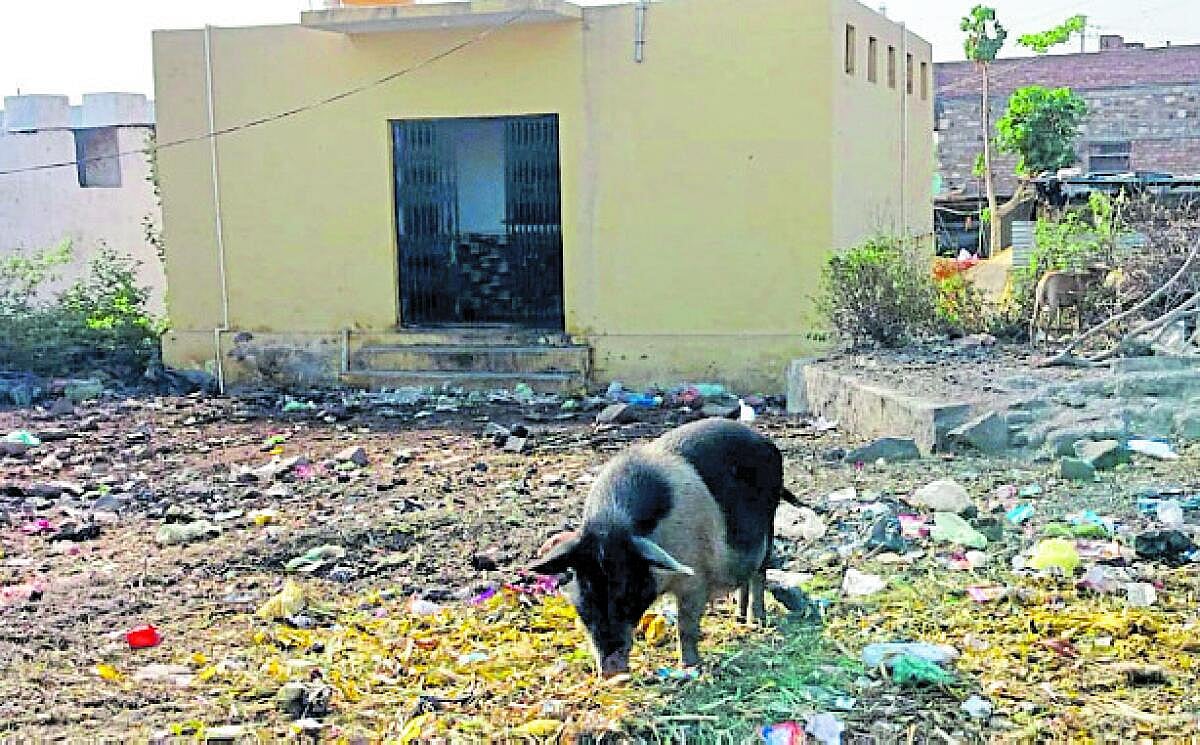 ಶೌಚಾಲಯದ್ದೇ ಸಮಸ್ಯೆ: 2 ದಿನಕ್ಕೆ ಸೆಫ್ಟಿಕ್ ಟ್ಯಾಂಕ್ ತುಂಬಿ ತ್ಯಾಜ್ಯ ನೀರು ಹೊರಗೆ