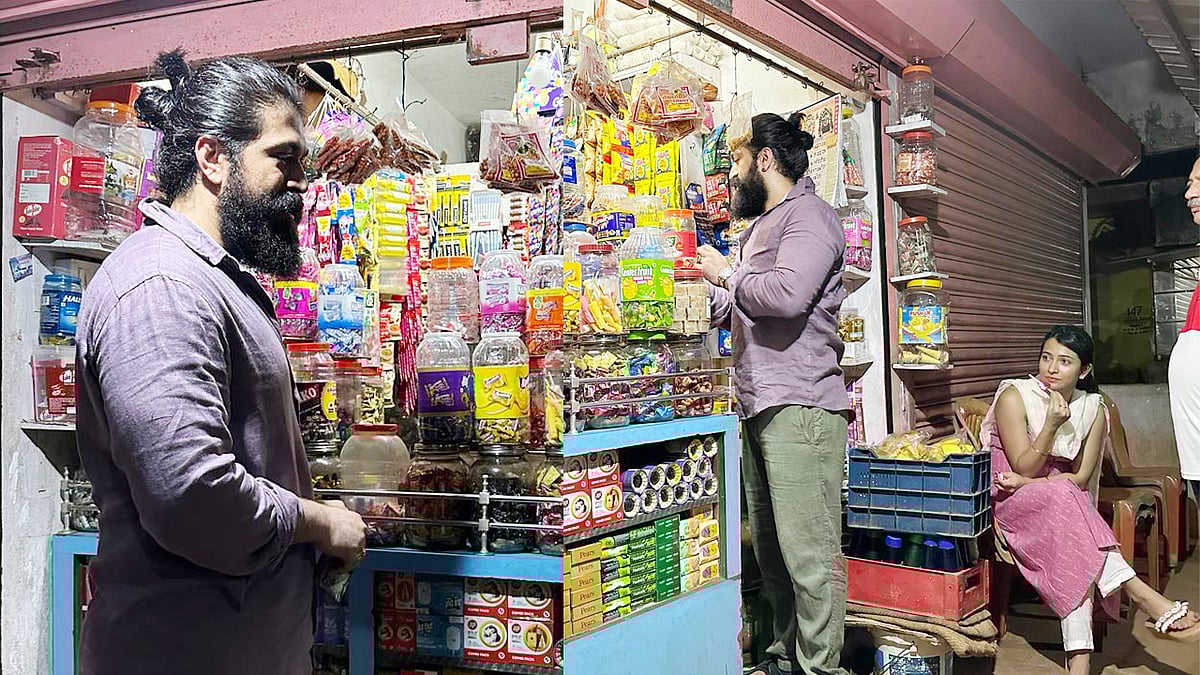 ರಸ್ತೆ ಬದಿ ಅಂಗಡಿಯಲ್ಲಿ ಐಸ್ ಕ್ರೀಮ್, ಚಾಕೊಲೇಟ್ ಸವಿದ ಯಶ್ ದಂಪತಿ