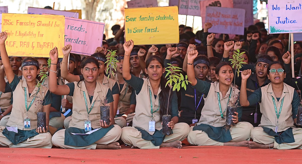 ಬೆಂಗಳೂರು: ಅರಣ್ಯ ವಿಜ್ಞಾನ ಪದವೀಧರರು– ವಿದ್ಯಾರ್ಥಿಗಳ ಪ್ರತಿಭಟನೆ