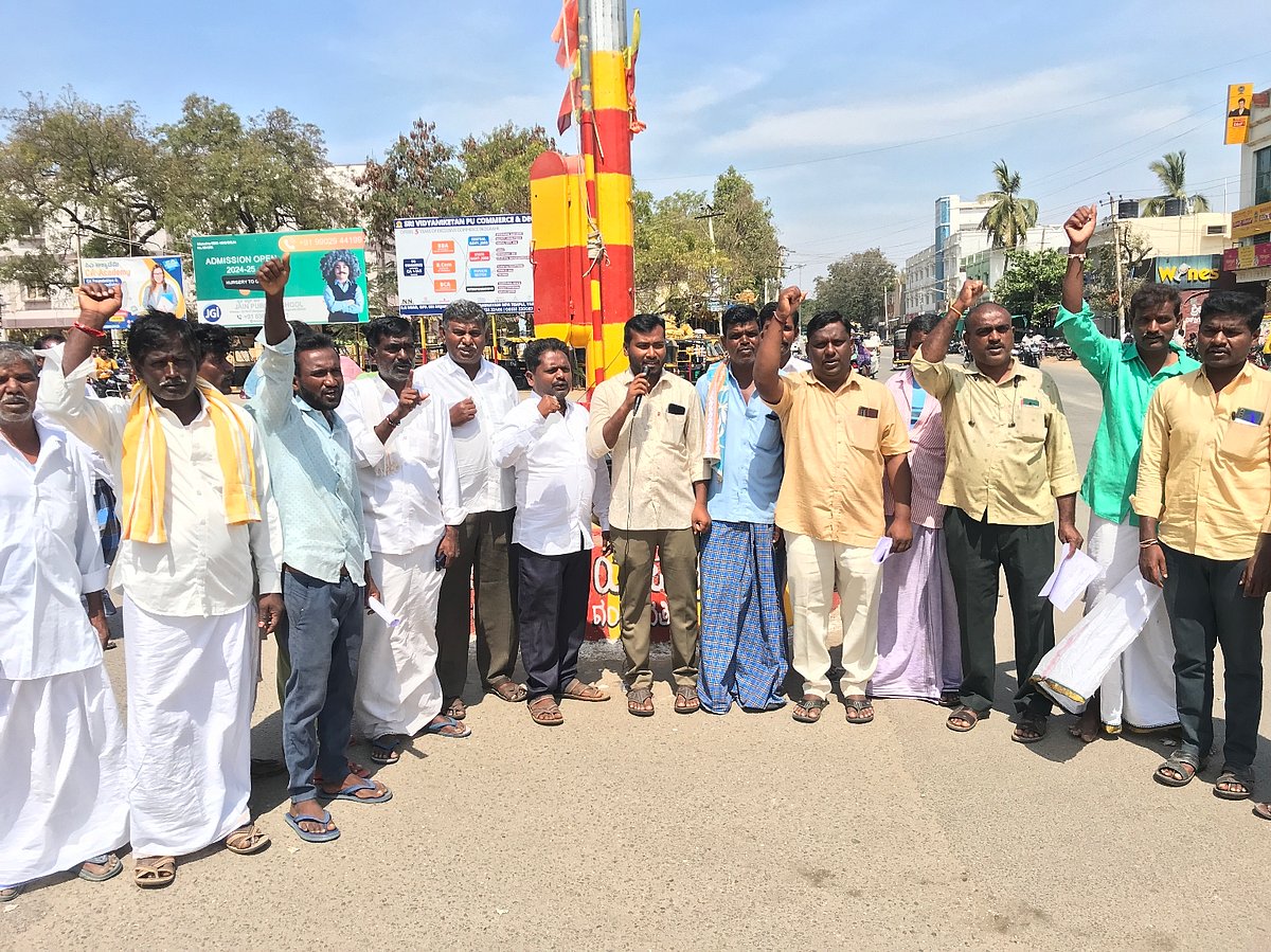 ಸ್ಮಶಾನ ಕಾರ್ಮಿಕರ ನೇಮಕ್ಕೆ ಒತ್ತಾಯಿಸಿ ಪ್ರತಿಭಟನೆ