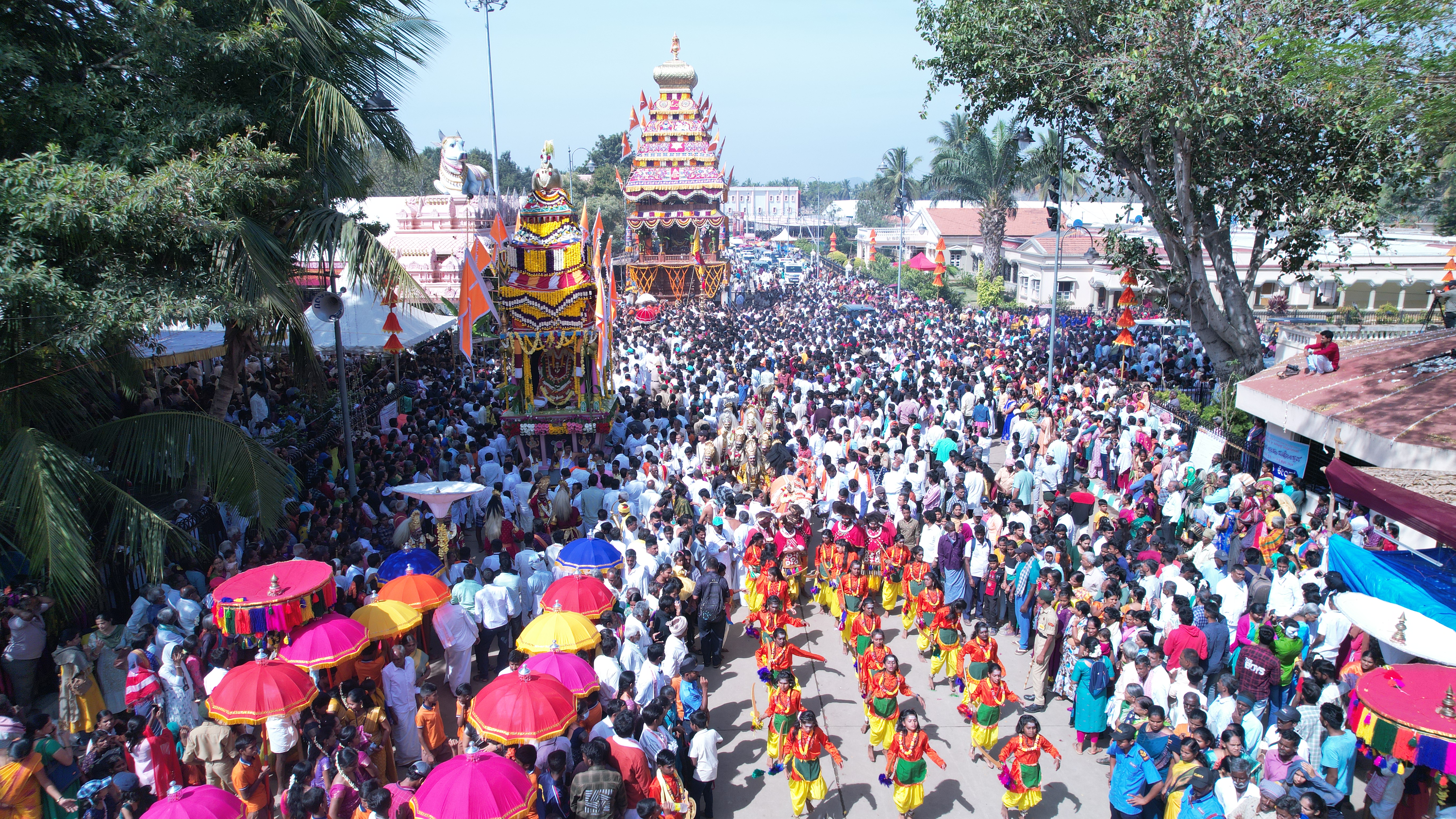 ಮೈಸೂರು ಜಿಲ್ಲೆ ನಂಜನಗೂಡು ತಾಲ್ಲೂಕಿನ ಸುತ್ತೂರಿನಲ್ಲಿ ಜಾತ್ರಾ ಮಹೋತ್ಸವ ಪ್ರಯುಕ್ತ ಗುರುವಾರ ನಡೆದ ಶಿವರಾತ್ರೀಶ್ವರ ಶಿವಯೋಗಿಗಳ ರಥೋತ್ಸವದಲ್ಲಿ ಅಪಾರ ಸಂಖ್ಯೆಯಲ್ಲಿ ಸೇರಿದ್ದ ಭಕ್ತರು