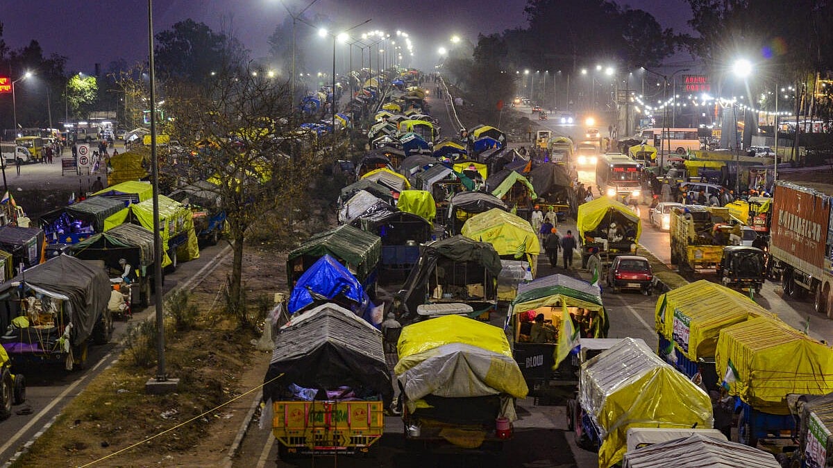 ದೆಹಲಿ ಚಲೋ: ಗಡಿಯಲ್ಲಿ ಸಾವಿರಕ್ಕೂ ಹೆಚ್ಚು ಟ್ರ್ಯಾಕ್ಟರ್,14 ಸಾವಿರ ರೈತರ ಮೊಕ್ಕಾಂ