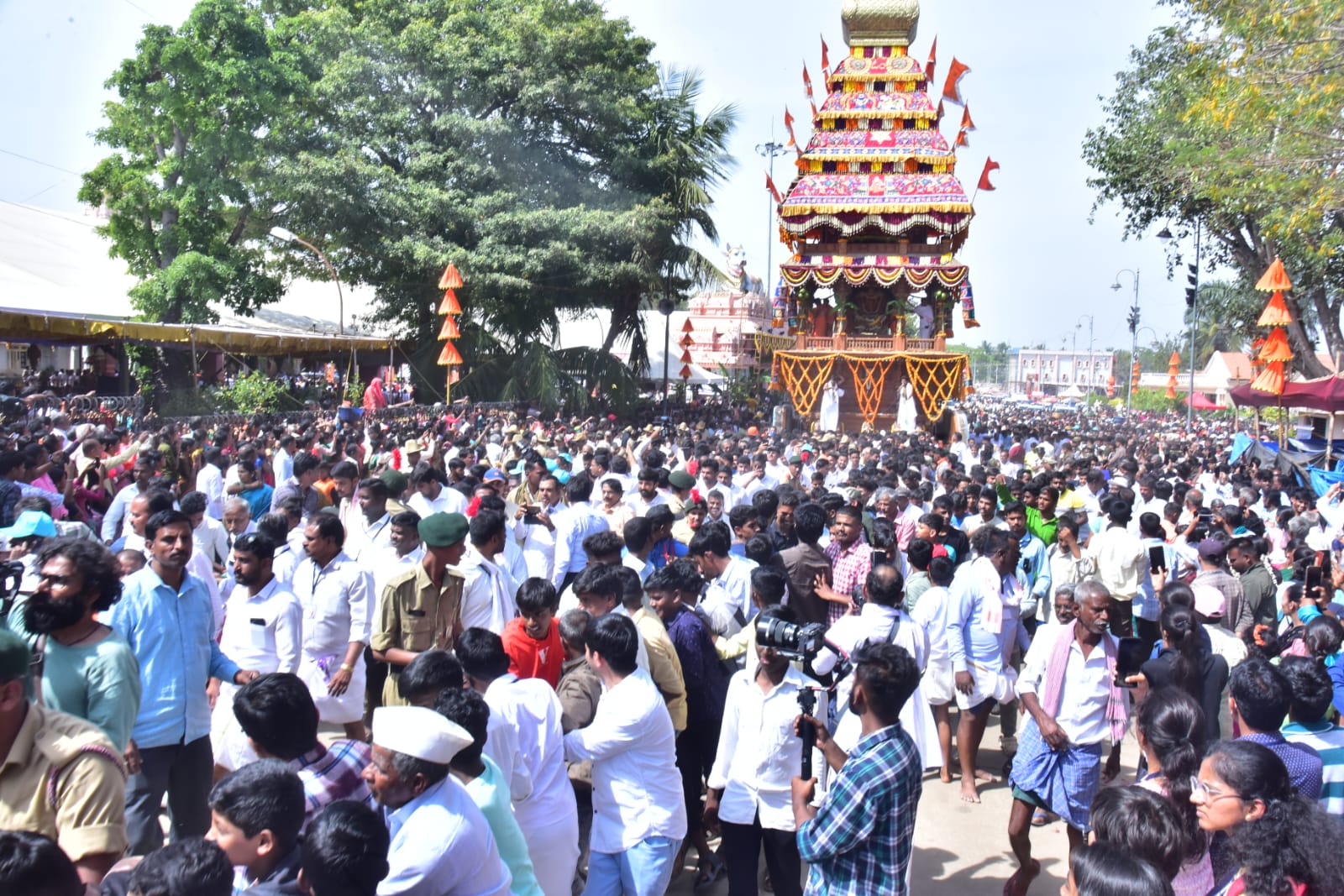 ಮೈಸೂರು ಜಿಲ್ಲೆ ನಂಜನಗೂಡು ತಾಲ್ಲೂಕಿನ ಸುತ್ತೂರಿನಲ್ಲಿ ಜಾತ್ರಾ ಮಹೋತ್ಸವ ಪ್ರಯುಕ್ತ ಗುರುವಾರ ನಡೆದ ಶಿವರಾತ್ರೀಶ್ವರ ಶಿವಯೋಗಿಗಳ ರಥೋತ್ಸವದಲ್ಲಿ ಅಪಾರ ಸಂಖ್ಯೆಯಲ್ಲಿ ಸೇರಿದ್ದ ಭಕ್ತರು