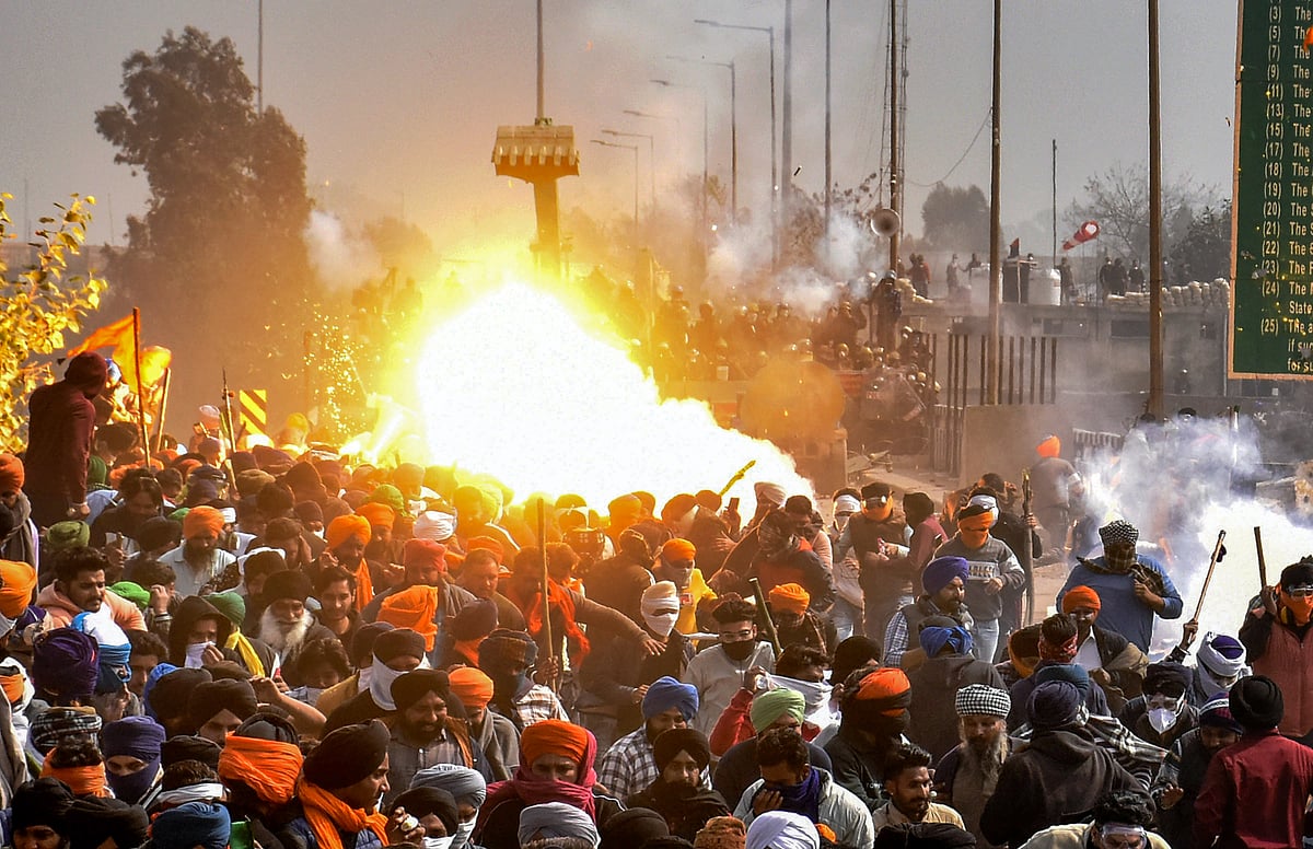 ರೈತರು –ಪೊಲೀಸರ ನಡುವೆ ಸಂಘರ್ಷ: ರೈತ ಸಾವು, ‘ದೆಹಲಿ ಚಲೋ’ಗೆ ವಿರಾಮ