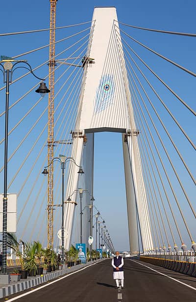 ಸೇತುವೆಯನ್ನು ಉದ್ಘಾಟಿಸಿದ ನಂತರ ಸೇತುವೆಯನ್ನು ವೀಕ್ಷಿಸಿದ ಪ್ರಧಾನಿ ನರೇಂದ್ರ ಮೋದಿ