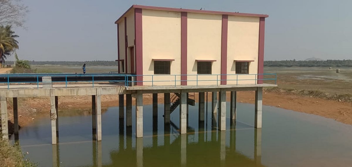 ಬರಿದಾಗುತ್ತಿದೆ ಈಚನೂರು ಕೆರೆ ಒಡಲು: ಕುಡಿಯವ ನೀರಿಗೆ ಹಾಹಾಕಾರ ಎದುರಾಗುವ ಆತಂಕ 