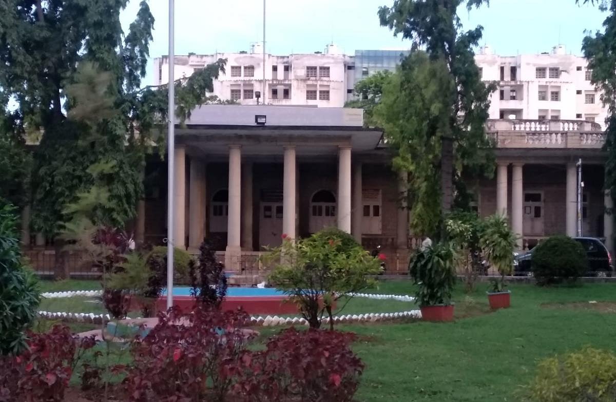 ಮಂಡ್ಯ | ಮಿಮ್ಸ್‌ ಮುಖ್ಯಸ್ಥರ ಕಿತ್ತಾಟ; ರೋಗಿಗಳ ಪರದಾಟ