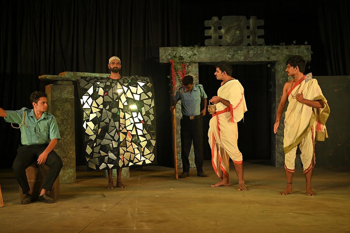 ರಂಗಭೂಮಿ | ಲೋಕ ಕಾರುಣ್ಯದ ತಾತ್ವಿಕ ಎಚ್ಚರ: ಕಲ್ಯಾಣದ ಬಾಗಿಲು