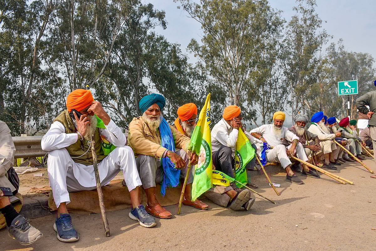 ರೈತರ ದೆಹಲಿ ಚಲೋ ಪ್ರತಿಭಟನೆಗೆ ಬೆಂಬಲ: ಬಿಜೆಪಿಯ ನಾಯಕರ ನಿವಾಸದ ಎದುರು ಧರಣಿ