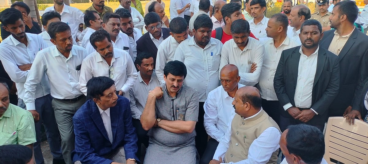 ರಾಮನಗರ: ನಲವತ್ತು ವಕೀಲರ ವಿರುದ್ಧ ಪ್ರಕರಣ– ನಾಳೆ ವಕೀಲರಿಂದ ವಿಧಾನಸೌಧ ಚಲೋ