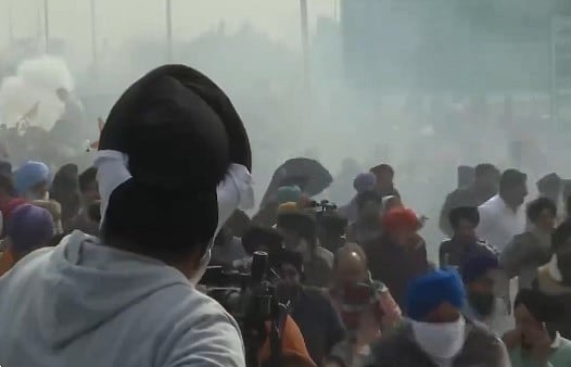 ದೆಹಲಿ ಚಲೋ: ಹರಿಯಾಣ ಗಡಿಯಲ್ಲಿ ರೈತರ ಮೇಲೆ ಅಶ್ರುವಾಯು ಪ್ರಯೋಗ, ಹಲವರ ಬಂಧನ