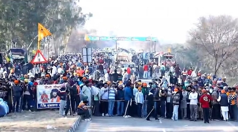 ಭದ್ರತಾ ಸಿಬ್ಬಂದಿ ಮೇಲೆ ರೈತರಿಂದ ಕಲ್ಲು ತೂರಾಟ:ವಿಡಿಯೊ ಹಂಚಿಕೊಂಡ ಹರಿಯಾಣ ಪೊಲೀಸ್