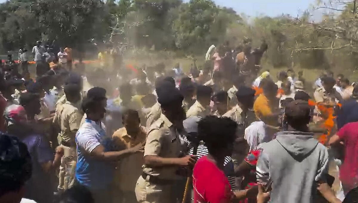 ಗೋವಾ: ಶಿವಾಜಿ ಪ್ರತಿಮೆ ಅನಾವರಣದ ವೇಳೆ ಕಲ್ಲು ತೂರಾಟ, ಸಚಿವರಿಗೆ ಪೆಟ್ಟು